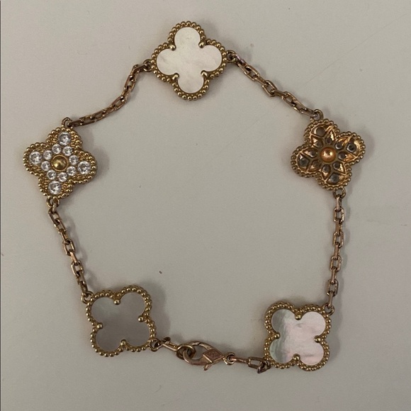 Elegant Gold and White Clover Bracelet - Picture 4 of 4